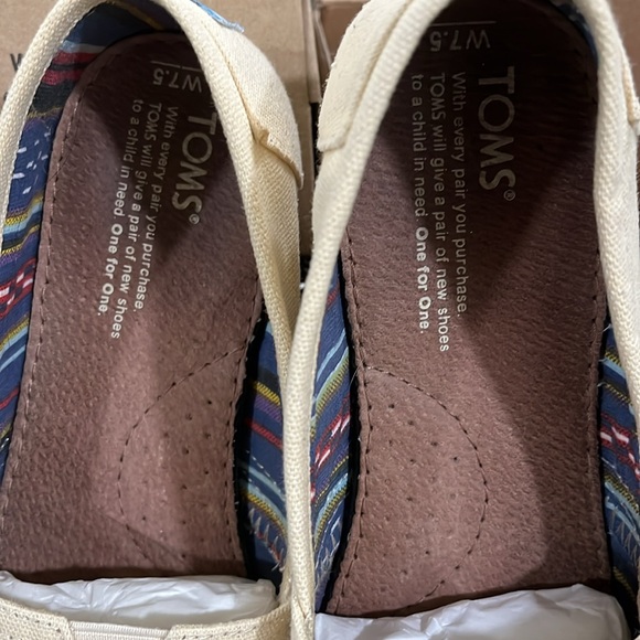 Slightly worn TOMS - Picture 3 of 9